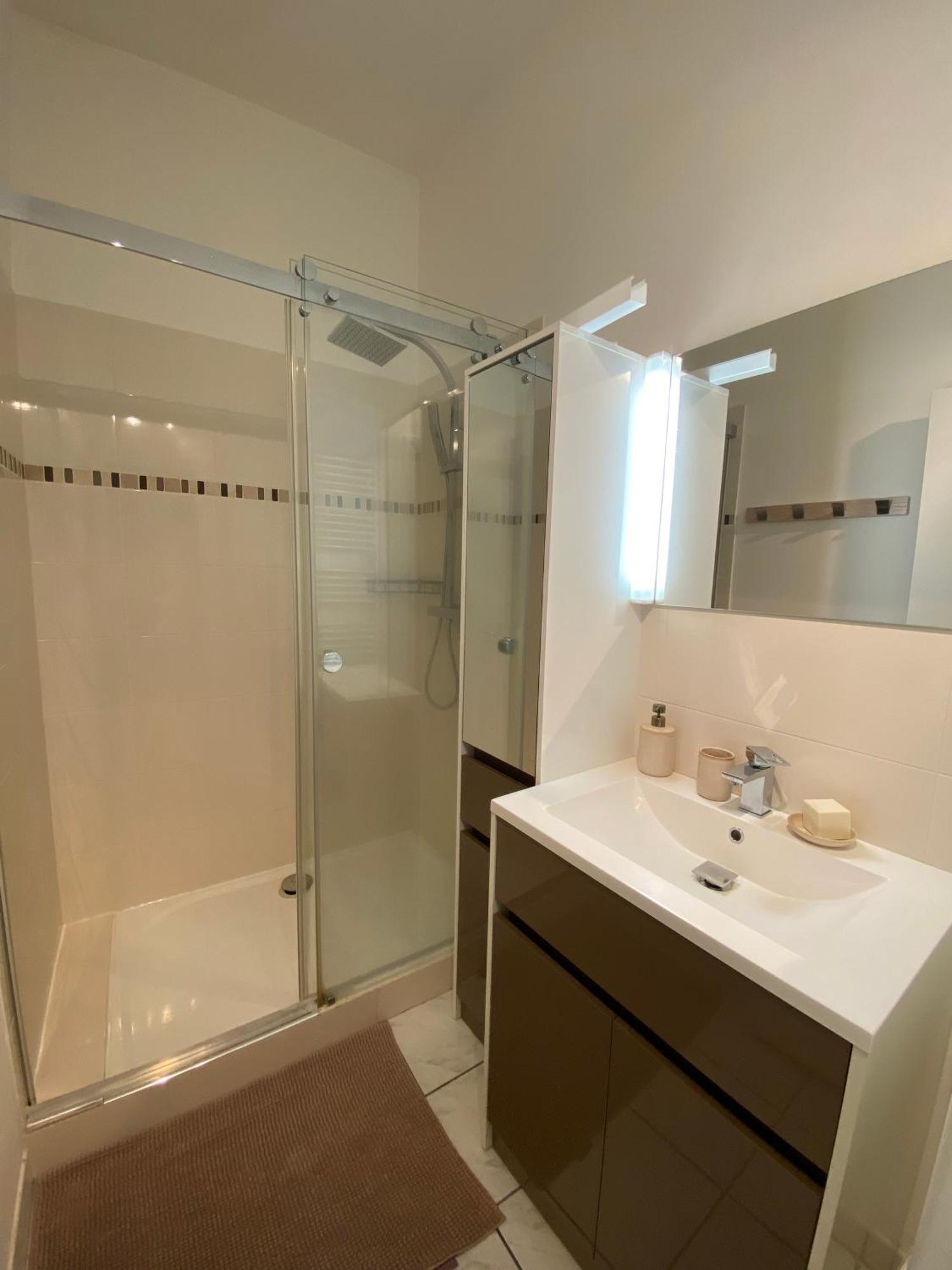 Etablissement 3 Etoiles Avec Ascenseur, 3 Lumineux Vue Port Avec Balcon, 200m De La Mer, Wifi Fibre, Tous Service Inclus * Dieppe