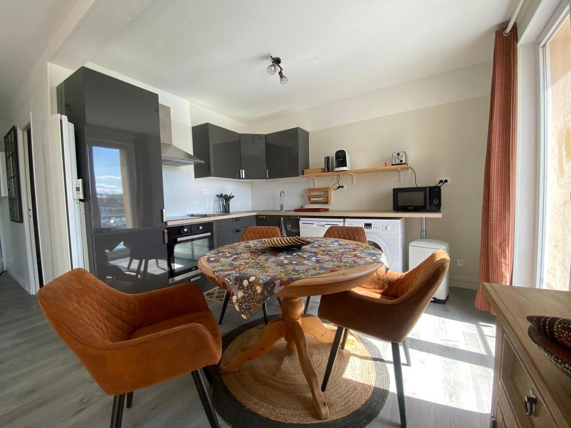 Apartment Etablissement 3 Etoiles Avec Ascenseur, 3 Lumineux Vue Port Avec Balcon, 200m De La Mer, Wifi Fibre, Tous Service Inclus *