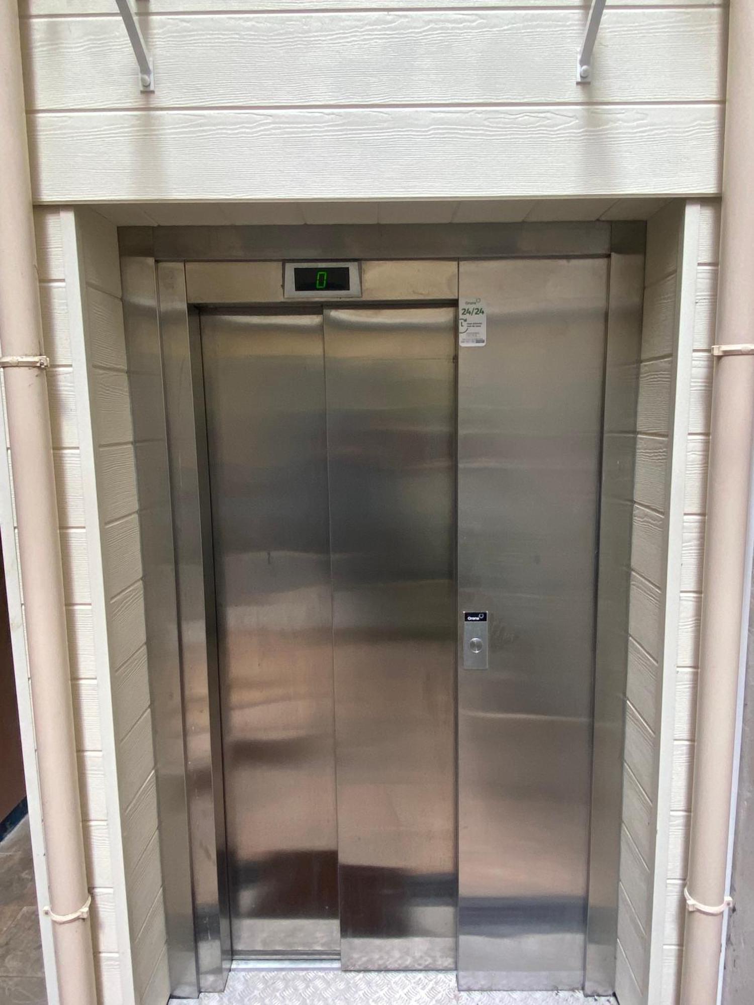 Etablissement 3 Etoiles Avec Ascenseur, 3 Lumineux Vue Port Avec Balcon, 200m De La Mer, Wifi Fibre, Tous Service Inclus