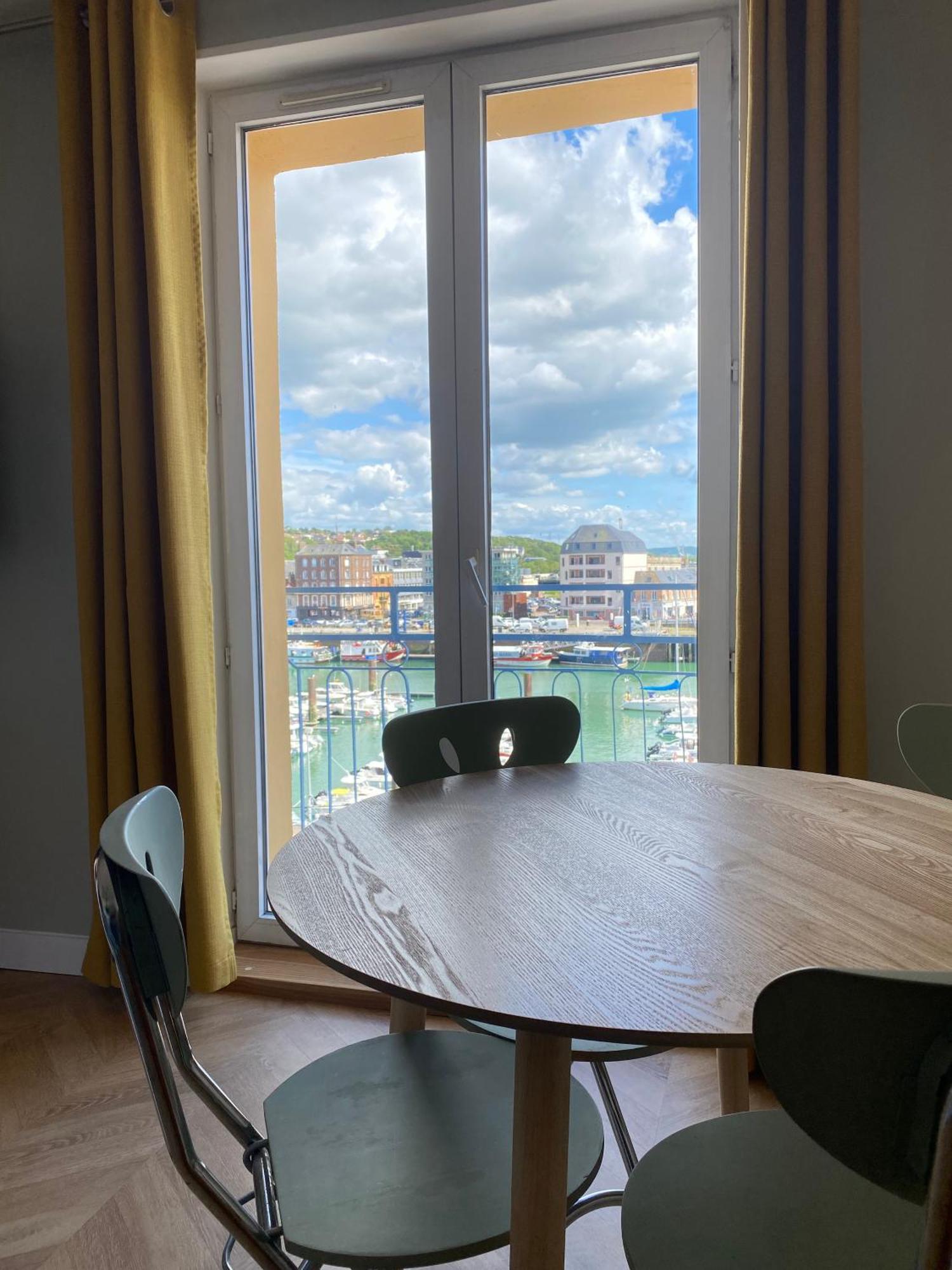 Apartment Etablissement 3 Etoiles Avec Ascenseur, 3 Lumineux Vue Port Avec Balcon, 200m De La Mer, Wifi Fibre, Tous Service Inclus *