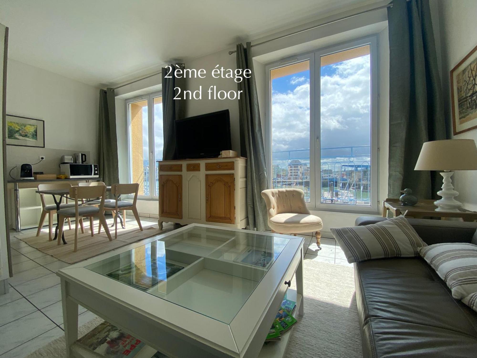 Etablissement 3 Etoiles Avec Ascenseur, 3 Lumineux Vue Port Avec Balcon, 200m De La Mer, Wifi Fibre, Tous Service Inclus